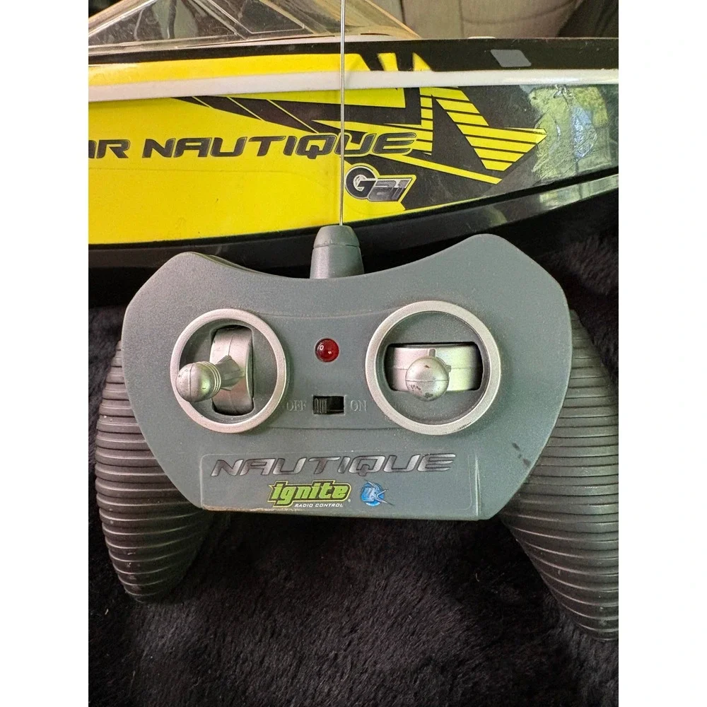 Untested Ignite Super Air Nautique G21 RC Boat Yellow Black with Remote